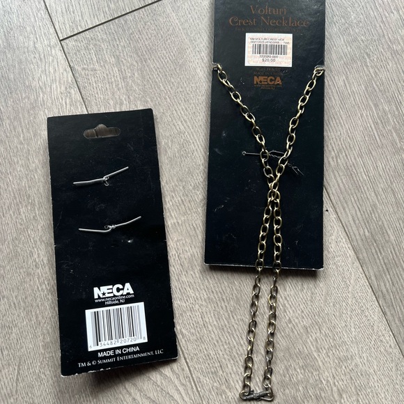 The Twilight Saga: New Moon “Volturi Crest” Keychain & Necklace Combo - Picture 2 of 3